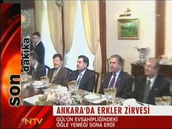 Cumhurbaşkanı Abdullah Gül, yasama, yürütme ve yargı organlarının başkanlarını 'yeni yıl' yemeğinde ağırladı.