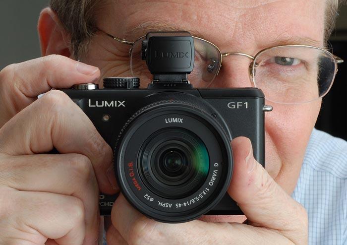 Panasonic GF1 - Manuel ve otomatik tüm ayarların bulunduğu yarı-profesyonel makine, dünyanın en kullanışlı, becerikli ve iyi performanslı 'kompakt' makinelerinden. Kısa sürede efsane modeller üretmeyi başaran Panasonic'i izlemeye devam edeceğiz.
