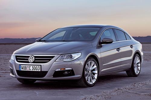 <p><strong><span style="color: #0000ff;">VOLKSWAGEN</span></strong></p>
<p>Binek Araç sunduğu Hep Yeni paketiyle; Polo, Golf ve Tiguan kullanıcılarının araçlarının ilk günkü gibi kalmasına katkı sağlıyor. 4 yıl garanti (2+2 yıl full life), 1 yıllık kasko, 4 yıllık yol yardım hizmeti ve yüzde 0.79 faiz oranının bulunduğu Hep Yeni paketi, vdfnin çok özel kredi avantajlarıyla Polo için 358 TL, Golf için 468 TL, Tiguan için 792 TLden başlayan taksitlerle sunuluyor. Hep Yeni paketi ayrıca 60 ay vade ve yüzde 80e varan kampanya kredisi imkanı sunuyor.</p>
<p>Volkswagen, dönemsel satış kampanyalarıyla da cazip indirimler sunmaya devam ediyor. Fiyatları Euro bazında açıklanan Golf R, Scirocco, CC ve Tiguan modellerinde de Euro/TL kurunu 2.17 TLde sabit tutarak fiyat avantajı sağlıyor. Ayrıca Tiguan modelinde yüzde 3.5 oranında indirim imkanı sunuluyor. Volkswagen, ticari modelleri Transporter, Caravelle ve Crafter modellerinde ise 3 bin TLye varan indirim uyguluyor. Mayıs ayı süresince Transporter, Caravelle ve Crafter modellerinde indirim uygulayan Volkswagen Ticari Araç, tüm modelleri için VDF ile uygun kredi koşulları ve özel kasko ile garanti ve sigorta paketleri de sunuyor.</p>