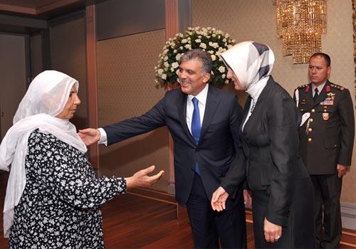 Cumhurbaşkanı Gül'ün Köşk'te verdiği ilk iftara katılan Gaziantepli bir şehit anası ile arasında geçen diyalog Türkiye gerçeğini bir kez daha ortaya koydu. Tüylerin diken diken olduğu an: