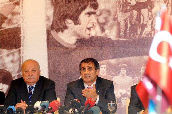 Trabzonspor ile sözleşme imzalayan Teknik Direktör Şenol Güneş, hedefindeki Trabzonspor'u anlattı. Camiaya ve taraftarlara birlik beraberlik mesajı veren Güneş, Fatih Tekke'nin takıma geri kazandırılmasına nasıl baktığını da açıkladı.