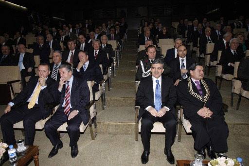 Geçtiğimiz hafta tartışmaların odağı haline gelen Anayasa Mahkemesi, bugün önemli bir yemin törenine ev sahipliği yaptı. Törende, Gül, Erdoğan, Toptan'ın yanı sıra önemli isimler vardı.