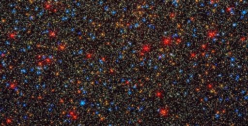 Omega Centauri adlı küresel kümede yer alan 100 bni yıldızdan bir kısmı fotoğrafta görülüyor. Farklı renk ve parlaklıklar, yıldızların yaş farkından kaynaklanıyor.