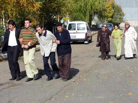 Erzurum'un Palandöken ilçesinde yaşayan Arslanoğlu ailesinin 4 ferdi, teşhis edilemeyen bir hastalıkla mücadele ediyor. Ailenin iki çocuğu el ve ayaktan düşüp konuşamaz hale gelirken, baba dieğr kardeşte de hsatalık belirtisi var.