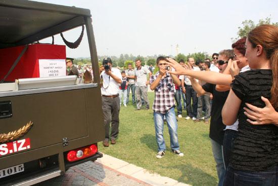 Elazığ Asker Hastanesindeki törenin ardından Adanaya getirilen Aksoy için cuma namazının ardından Merkez Sabancı Camiinde tören düzenlendi.