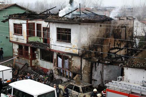 Bursa'nın merkez Yıldırım ilçesinde, 2 katlı ahşap evde çıkn yangında 7 aylık hamile bir kadın ve 2 çocuğu yanarak hayatını kaybetti. Ev sahibi ise yanar halde havuza atlayarak kurtuldu.