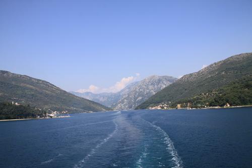 Kotor kanyonuna bu dar boğazdan geçerek girdik.