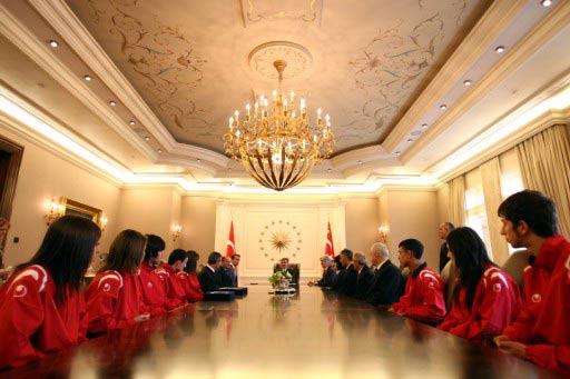 Çanakkale-Ankara 12. Zafer Koşusu'na katılan atletler, Türk bayrağı ile Gelibolu yarımadasından alınan toprak ve deniz suyunu Cumhurbaşkanı Gül'e teslim etti.