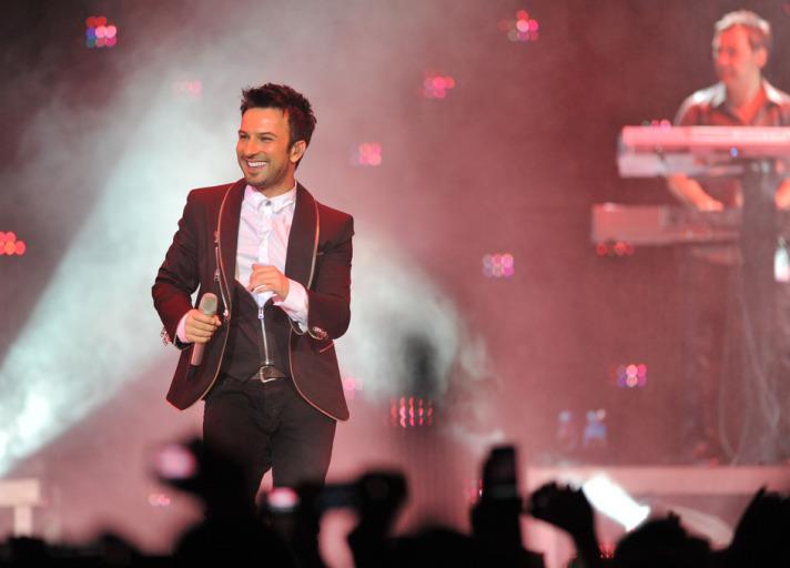 Ünlü pop yıldızı Tarkan, ''Adımı Kalbime Yaz'' albümünün Avrupa turnesi çerçevesinde Almanya'nın Düsseldorf kentinde konser verdi.