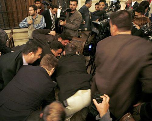 El Bağdadi televizyonu muhabiri Muntasar El Zeydi, Irak'a sürpriz bir ziyarette bulunan ABD Başkanı Bush'a basın toplantısı sırasında ayakkabılarını fırlattı.