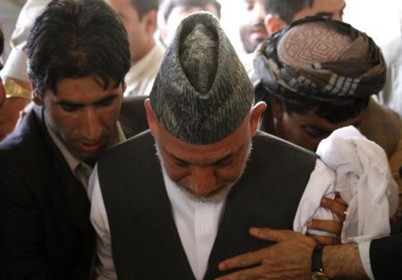Afganistan Devlet Başkanı Hamid Karzainin kardeşi Ahmet Veli Karzaiyi öldüren koruması Serdar Muhammed'in cesedini ibret için astılar. Söze gerek bırakmayan kareler:
