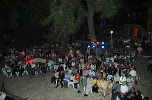 Konserin bitiminde seyircilerin ayakta alkışladığı Tuluyhan Uğurlu her zamanki mütevazılığı ile mahcubiyetini dile getirirek teşekkür etti ve ekibinin elinden tutarak birlikte halkı selamladılar.