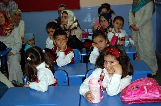 Okul öncesi ve ilköğretim 1 .sınıf öğrencileri için ders zili bugün çaldı. Çocuklar ilk günün heyecanı ve tedirginliğiyle sıralara oturuken anne ve babalar da heyecanlandı.