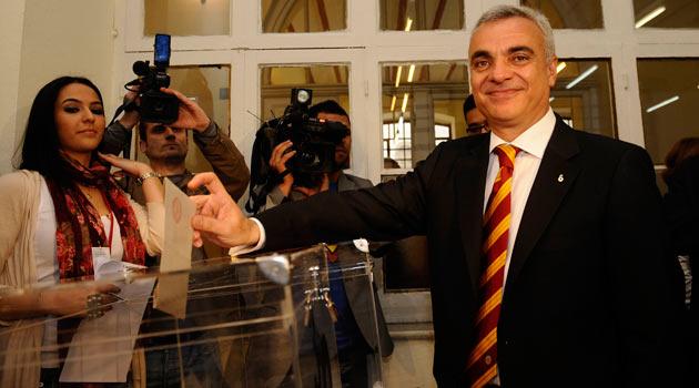 Galatasaray Kulübü'nün 96. dönem seçimlerinin yapılacağı Olağanüstü Seçim Genel Kurulu başladı. Adayların konuşmasının ardından oylamalara geçildi.