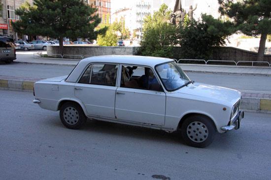 Arka koltukları sökülen ve halk arasında 'Hacı Murat' olarak bilinen Murat 124'le taşınan buzağı renkli görüntülere sahne oldu ve Sivas'ta 2002 yılında Sivas'ta gerçekleşen Dana Ferhat olayını hatırlattı