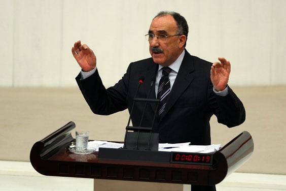 BEŞİR ATALAY<br>
İçişleri Bakanı iken tüm siyasi partiler ve bölgeyi dolaşarak demokratik açılım sürecini anlatmaya çalışan eski İçişleri Bakanı şimdi Başbakan Yardımcısı olarak yine açılım diyecek.<br>
AK Parti demokratik açılım sürecini kesintisiz sürdürmeyi hedeflerken Atalay, artık kolluk kuvvetlerinin bağlı olduğu bakanlığın bünyesinin dışında, sadece sivil inisiyatifle hükümetin açılım politikasını anlatmaya çalışacak.<br>
AK Partinin Doğu ve Güneydoğuda yükselen oy oranlarına karşın demokratik açılımın bölge halkına daha net bir şekilde anlatılması ve bunun için yasal ya da psikolojik olarak bu durumu destekleyecek yeni açılımların yapılması gerekiyor. İşte Atalay, bu süreçte tecrübelerini bölge halkı ve hükümetin icraatlarıyla buluşturacak.