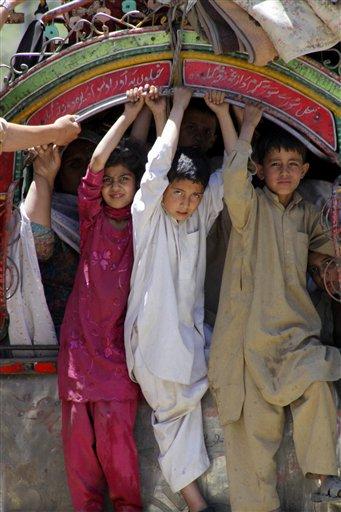 Pakistan ordusunun Taliban militanlarına yönelik saldırıları sürerken bölgeyi terk eden 500 bin kişiyi aşkın sivil zor şartlarda hayatta kalma mücadelesi veriyor.