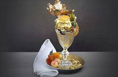 <p>Altın sundae Manhattanda Serendipity 3 adlı restoranda dünyanın en pahalı tatlısı olan bin dolarlık sundae yapılıyor. 2004te yapılmaya başlanan bu tatlı aynı zamanda dünyanın en pahalı tatlısı olma ünvanıyla Guinness rekorlar kitabına girdi.<p>Bu tatlı 5 top Tahiti vanilya soyası dondurması, Madagaskar vanilyası, 23 karat yaprak altın ve dünyanın en pahalı çikolatası olan Amedei Porceleanadan yapılıyor.