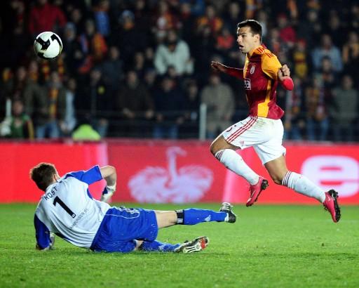 G.Saray-Hambur maçında Ali Sami Yen tartihi günlerinden birini daha yaşarken protokol tribününde ağı isimler vardı.