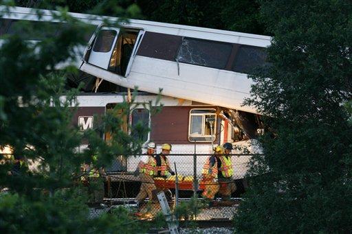Washington'da, Maryland eyaleti yakınında metro kazasında çok sayıda kişi öldü. Bazı yerel radyo ve televizyonlarda, trenin makinistinin telefonla mesaj atmakta olduğu sırada, aynı istikamette giden diğer trene arkadan çarptığı iddia edildi.