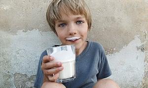 <p>Süt, başta çocuklar olmak üzere, 7'den 70'e herkesin vücudu için gerekli olan bütün besinleri dengeli olarak içinde bulunduran tek besindir. Büyüme ve gelişmenin temel yapı taşlarını içeren süt, vücutta kalp, sinir ve kas hücreleri gibi hayati fonksiyonların devamlılığı için çok önemlidir.</p><br>
<p><strong>Sütün yararları saymakla bitmiyor ancak artık süt pek rağbet edilen içecekler arasında yer almıyor.  Çocukluklar arasında Ben bebek miyim süt içeyim inanışına ek olarak, aileler de  Çocuğum artık büyüdü, elimde bir bardak sütle peşinde koşturacak değilim diyerek çocukların büyüme gelişme dönemlerinde bu eşsiz besin kaynağından faydalanması gerekliliğini göz ardı ediyor.</strong></p><br>
<p>Memorial Şişli Hastanesi Beslenme ve Diyet Bölümünden Dyt. Yeşim Çelik, 21 Mayıs Dünya Süt Günü öncesinde sütün beslenmemizdeki önemi hakkında bilgi verdi.</p><br>