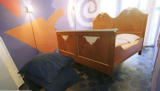 <p><strong><span style="color: #0000ff;">The Just-Plain-Weird Hotel</span></strong></p>
<p>Otelde yerler ve duvarlar asimetrik desenlerin kullanıldığı tasarımlarla döşenmiş.</p>