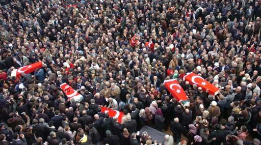 Gümüşhane'nin Zigana Dağı bölgesinde çığ düşmesi sonucu hayatını kaybeden 10 kişi son yolculuğuna uğurlandı. Trabzon Valiliği önündeki törende acı, gözyaşı ve hüzün vardı.