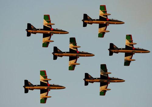 Dubai, Birleşik Arap Emirlikleri'nde gerçekleştirilen Dubai Air Show'un son gününde Fransız akrobasi ekibi,  Dubai Uluslararası Havalimanı'nda izleyenlerin ağzını açık biraktıran bir gösteri düzenledi.