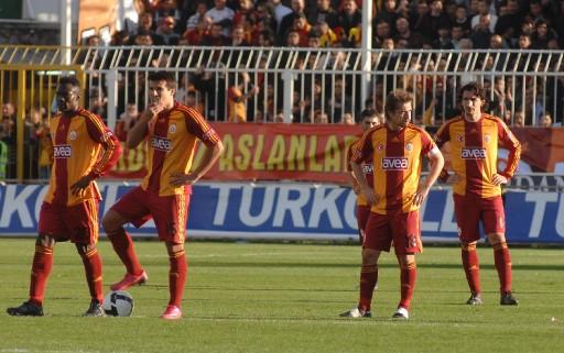 Antalyaspor, 5 dakika intika ilave edilen maçta Galatasaray'ı sahasında ilk kez yenerken sarı kartlar havada uçuştu. Bir kırmızı kart çıktı ama iptal edildi. G.Saray bu sezon 5. yenilgisini aldı
