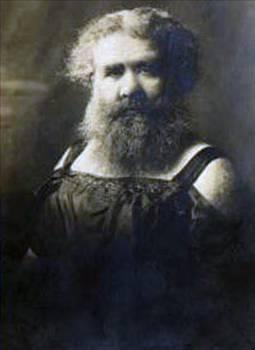 GRACE GILBERT Grace Gilbert 2 Şubat 1876'da Ohio'da doğdu. Doğduğunda ince tüyleri vardı fakat birkaç yıl içinde sakalları çıktı. 1901 yılında imzaladığı kontratla profesyonel sakallı bayanlar arasına katıldı. Özel hayatında sürekli pantolon giyip bayanlar yerine erkekler ile arkadaşlık ediyordu. 1910 yılında 53 yaşında köse bir çiftçi ile evlendi. Öyle ki nikah memuru düğün sırasında Grace'i damat eşini de gelin sandı. 11 Ocak 1924 yılında nedeni belirsiz bir şekilde öldü.