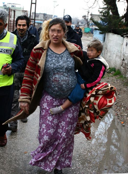 Operasyonda gözaltına alınan 17'si kadın 57 kişi, geniş güvenlik önlemleri altında otobüslerle Emniyet Müdürlüğüne götürüldü. Zanlılardan ele geçirilen kesin uyuşturucu madde miktarının tespiti için çalışmaların devam ettiği öğrenildi.