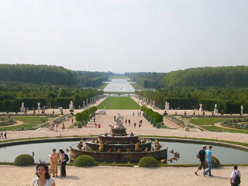 Fransa'nın başkenti Paris, ülkenin kültür ve sanat merkezi olma görevini üstlenmiş ve gerek Avrupa'nın gerekse dünyanın en önde gelen kültür merkezlerinden biri olmuş....
<br><br>
Nuray Kahraman'ın Fransa izlerimlerini ve haberde yer alan görsellerin öykülerini görmek için haberin metni düğmesini tıklayabilirsiniz...