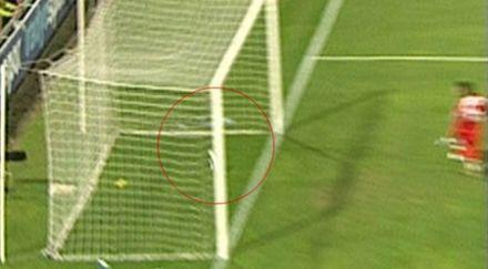 Deivid 30 metreden vurdu, top üst direğe çarpıp kale çizgisini geçti ancak hakem golü vermedi! İşte kare kare o pozisyon...