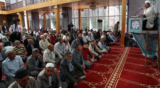 Diyanet İşleri Başkanı Mehmet Görmez, Siirt'te cuma namazı kıldırdı. Vazında Müslüman olarak doğmanın büyük bir nimet olduğunu ifade eden Görmez, iman kardeşliğine vurgu yaptı.