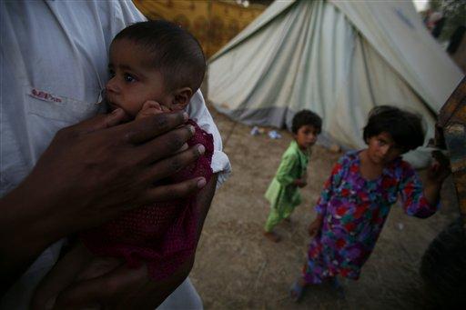 Pakistan ordusunun Taliban militanlarına yönelik saldırıları sürerken bölgeyi terk eden 500 bin kişiyi aşkın sivil zor şartlarda hayatta kalma mücadelesi veriyor.