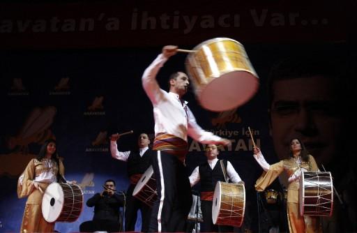 ANAVATAN PARTİSİ TÜZÜK KONGRESİNDE PARTİNİN ESKİ AMBLEMİNİN KULLANILMASI KABUL EDİLDİ. Anavatan Partisi Genel Başkanı Salih Uzun, partinin aslına dönme süreci yaşadığını söyledi ve "ANAVATAN'ı özüne döndürüyoruz. Bu öze dönüş, bir arınma sürecidir'' dedi.