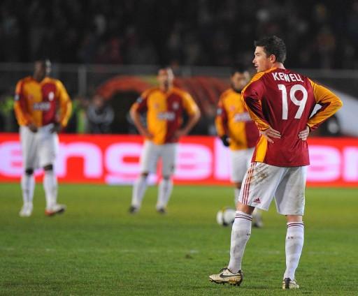 G.Saray-Hambur maçında Ali Sami Yen tartihi günlerinden birini daha yaşarken protokol tribününde ağı isimler vardı.