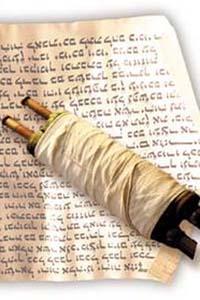 KİM SORUMLU TUTULUYOR? Bu konuyla alakalı kaynaklarımızda şu bilgi yer almaktadır: "Allah, peygamberlerden, bilgi sahibi insanlardan, kitabı yani Tevrat'ı muhafaza etmelerini istedi ve onları sorumlu tuttu. Tevrat ile amel etmeleri ve onu tebliğ etmek üzere onlardan güçlü ahit/söz aldı. Alimlerden kitabı koruma sözü alınmasının iki yönü vardır: Birincisi, kitabı hafızalarında ezber olarak tutmaları ve nakletmeleri; ikincisi de hükümleriyle amel ederek ve şeriatını tatbik ederek muhafaza etmeleridir. Ancak Yahudi uleması, kitabı gereği üzere muhafaza etmeyince, sonunda kitap tahrifata uğradı.