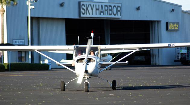ABD'nin Florida eyaletinde yaşayan Çanakkaleli Türker ailesinin 11 yaşındaki kızı Elif, havacılık okulunu başarıyla tamamlayıp tek motorlu uçakla uçmaya başladı.