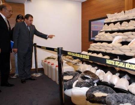 İstanbul narkotik polisi, şimdiye kadar yapılan en büyük uyuşturucu operasyonunu gerçekleştirdi. Yakalanan çetenin liderliğini yapan kişi polisi şaşkına çevirdi. Uyuşturucu dağının kareleri: