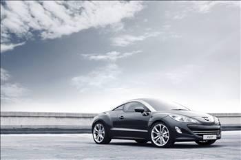 Peugeotnun sıra dışı modeli RCZ yola çıktı
Peugeotnun sıra dışı modeli RCZ, ağustosta Türk otomobilseverlerin beğenisine sunuldu. Sınırlı sayıda satılacak RCZnin fiyatı
.. başlıyor. Eylül 2007 tarihinde Frankfurt Otomobil Fuarında konsept olarak sergilenen RCZ, Mart 2008deki Cenevre Otomobil Fuarında seri üretilecek bir otomobil olarak tanıtıldı. Bu kapsamda RCZ, Peugeot ürün gamının seri dışı ilk modeli oldu.
Atletik, şık ve aerodinamik RCZnin tasarımı orijinal bir gövde üzerinde yükselen yeni, uyumlu ve enerjik dengeler sunuyor. Tavanın ve arka camın oluşturduğu çift tümsek ve kemer şeklindeki iki roll bar ile göze çarpan estetik şıklık aracın en vurucu imzasını oluşturuyor. RCZnin iç mekanı sürücünün sportif ve seçkin bir ambiyans içine girmesini sağlıyor.