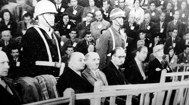 27 Mayıs ihtilali sonrası tüm rütbeleri sökülen ve er statüsünde Yassıada'da yargılanan Genelkurmay Başkanı Mustafa Rüştü Erdelhun hakkında mahkeme idam kararı vermişti.
