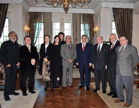 Cumhurbaşkanı Abdullah Gül, bazı yönetmen, yapımcı, senarist ve oyuncularla Çankaya Sofrası'nda bir araya geldi. Konuklar, Çankaya Köşkü'nden ayrılırken oldukça memnundu.