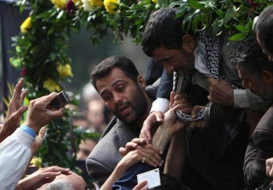 İran Cumhurbaşkanı Mahmud Ahmedinejad aşırı çalışmaktan hasta düştü.