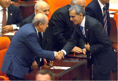 23. DONEM 1. YASAMA YILININ BASLAMASI DOLAYISIYLA TBMM ILK TOPLANTISINI YAPMISTI. YEMIN TORENI ONCESI DTP MARDIN MILLETVEKILI AHMET TURK (SAGDA), MHP GENEL BASKANI DEVLET BAHCELI'NIN (SOLDA) YANINA GELEREK TOKALASMISTI. (18/12/2007 - ANADOLU AJANSI - HAMZA SAHIN)