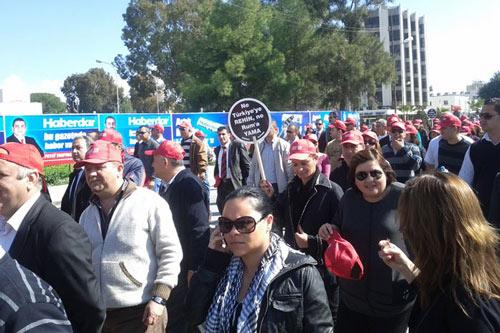 B&uuml;y&uuml;k tartışmalar ve gerginliklerle sonu&ccedil;lanan 28 Ocak mitinginin ardından, KKTCde bug&uuml;n de 'Toplumsal Varoluş' miting d&uuml;zenlendi. Yoğun kalabalık İn&ouml;n&uuml; meydanında toplanırken pankartlarda Erdoğan'a sert tepki vardı.