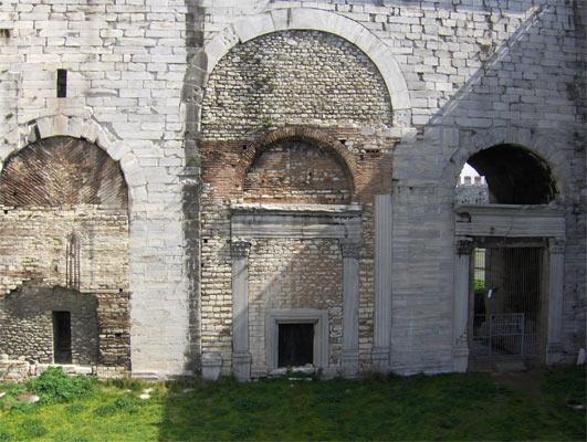 İstanbul tarihi için sur kapılarının önemli unsurlar olduğuna dikkat çeken Yılmaz, "Hiç şüphesiz bunlar kayıp kapılardır. Hele ki, günümüzde hatırlanmıyorsa, ziyaret edilmiyorsa." şeklinde konuştu.