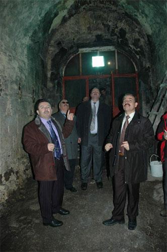 TARİHİ İPEK YOLU ÜZERİNDEKİ ERZURUM'UN TARİH KİTAPLARINDA ADINA SIKÇA RASTLANILAN VE EN FAZLA TİCARİ ANLAMDA KULLANILDIĞI DEĞERLENDİRİLEN HARPUTKAPI YILLAR SONRA GÜN YÜZÜNE ÇIKTI.