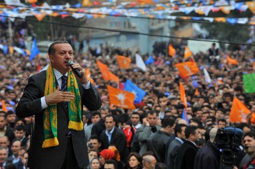 AK Parti Genel Başkanı ve Başbakan Recep Tayyip Erdoğan'ın Şanlıurfa mitinginde izdiham yaşandı. Erdoğan, aşırı kalabalıktan dolayı Şanlıurfa'daki miting alanına giremedi