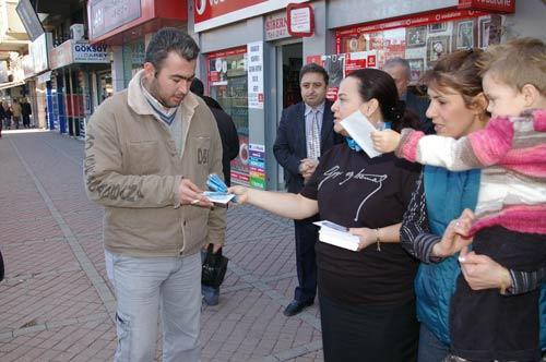 DSP Antalya İl Başkanlığı, Antalyalıların yeni yılını eski genel başkanları ve eski Başbakan Bülent Ecevit'in kendi okuduğu şiirlerin yer aldığı CD ve kalem dağıtarak kutladı.